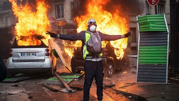 France:हिंसा की आग में दूसरे दिन भी जला फ्रांस; ट्रैफिक नियम तोड़ने पर पुलिसकर्मी ने किशोर को मारी दी थी गोली